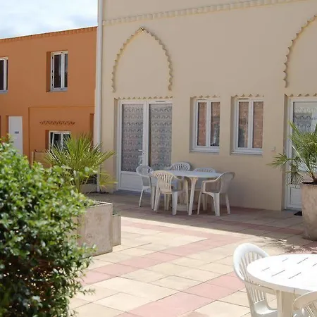 拉维吉耶假期酒店 莱萨布勒-多洛讷